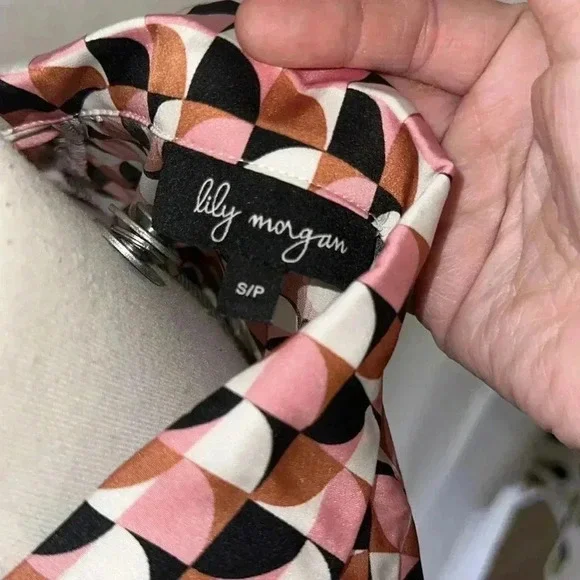 Woman’s blouse shirt top button up pattern tie detail abstract pattern - Picture 5 of 6